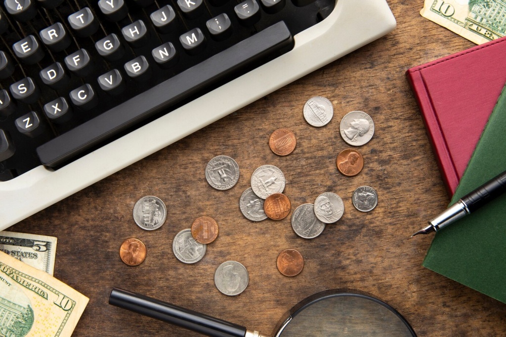 close-up-coins-table_23-2150974180.jpg лупа