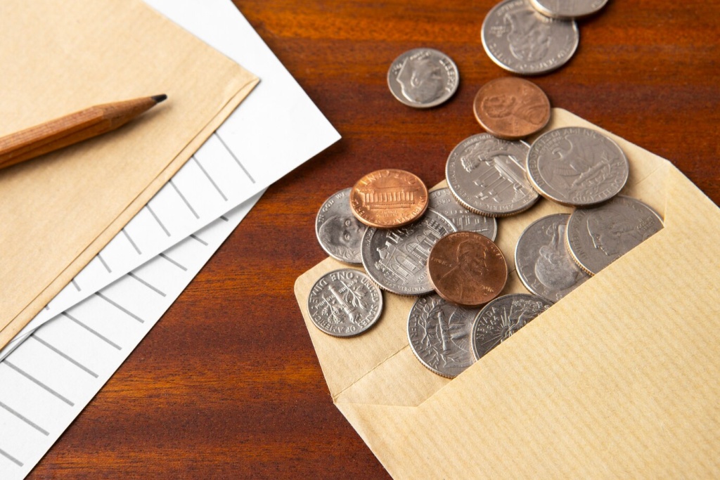 close-up-coins-table_23-2150974171.jpg карандаш