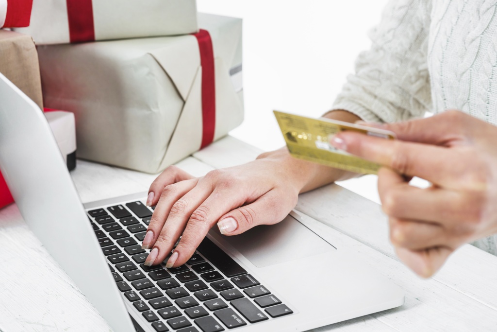 woman-using-credit-card-table.jpg коробки