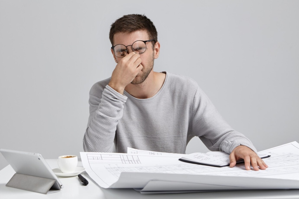 stess-overwork-deadline-tired-unshaven-young-architect-freelancer-massaging-nose-bridge_273609-8139.jpg кофе