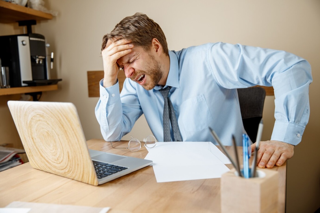 feeling-sick-tired-frustrated-sad-unhappy-sick-young-man-massaging-his-head-while-sitting-his-working-place-office_155003-18100.jpg очки