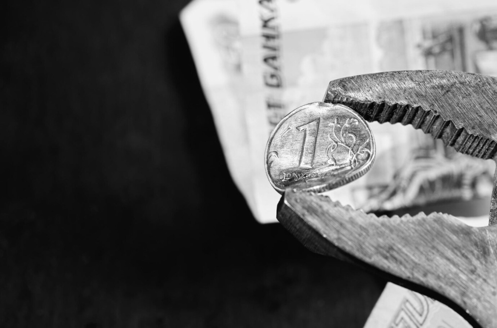 wrench-holds-russian-ruble-idea-collapse-ruble-economy-sanctions-against-russia-economic-crisis-russia-due-war-ukraine_166373-2169.jpg деньги