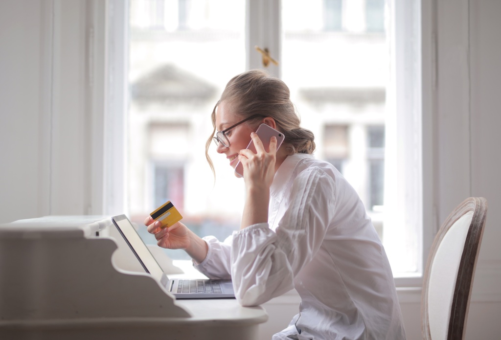 businesswoman-talking-phone-holding-credit-card-smiling.jpg окно