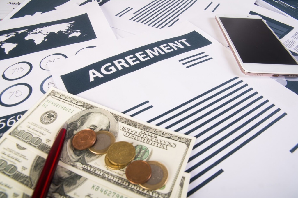 close-up-smartphone-money-graphs-charts-workplace-office-business-concept_1150-2269.jpg телефон