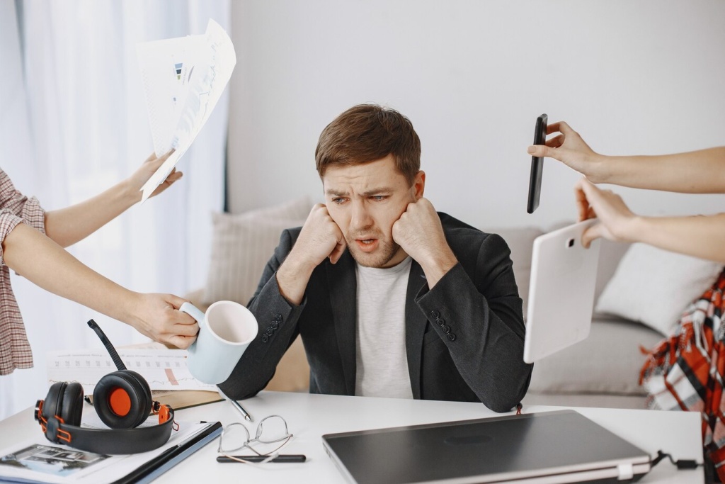 man-sitting-living-room-home-sad-man-tired-from-work_1157-48731.jpg наушники
