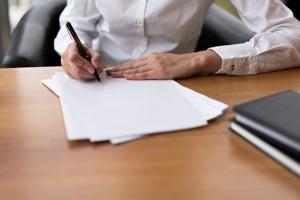 focused-woman-writing-blank-paper_23-2148377789.jpg ногти