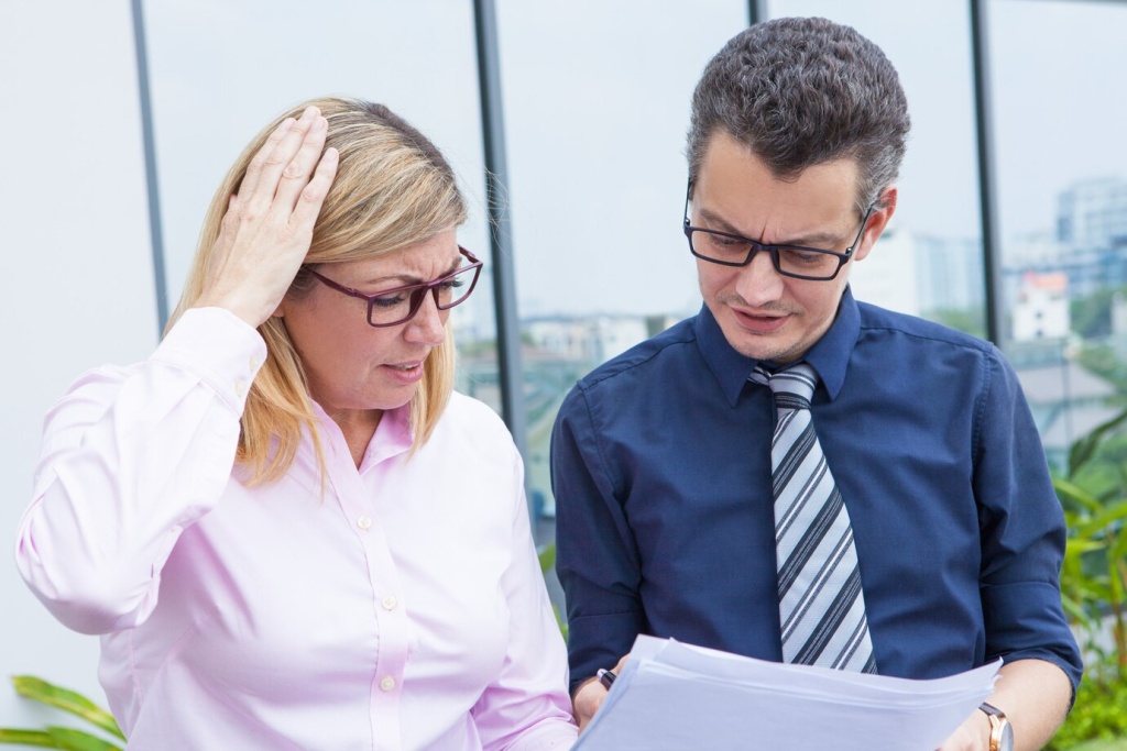 puzzled-mature-businesswoman-displeased-with-report-data-while-discussing-it_1262-12429.jpg галстук